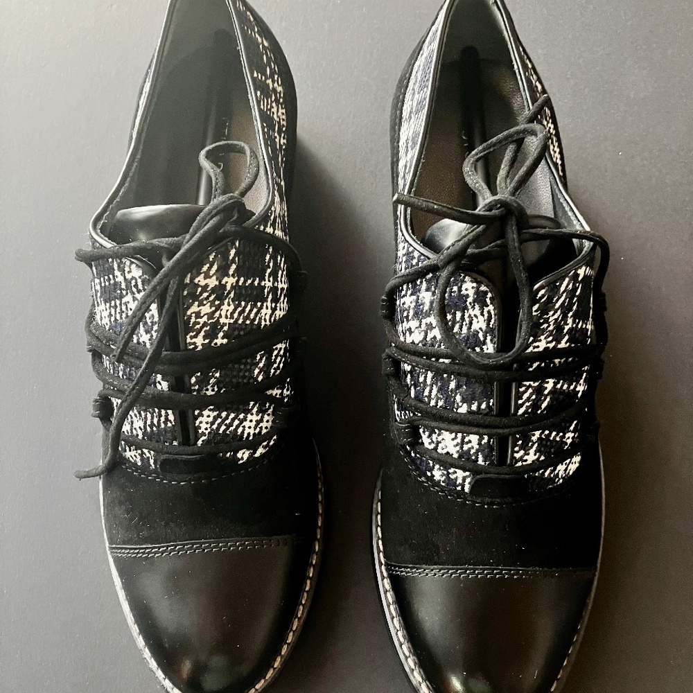 Stuart Weitzman On the Move B&W Lace-Up Oxfords. Size 6.5. New. Original Owner.